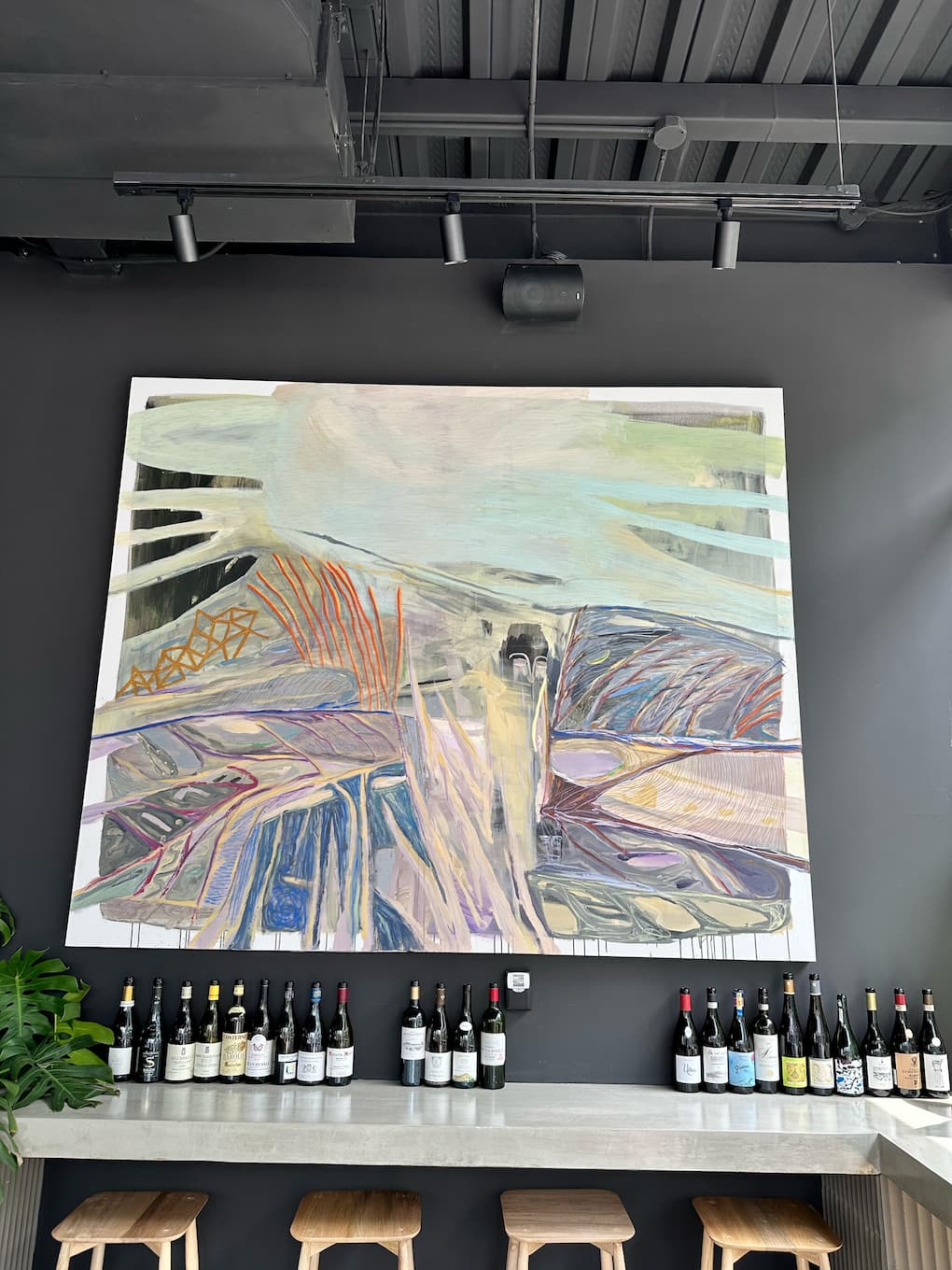 Barra de vinos de Empírico con parlante de techo instalado