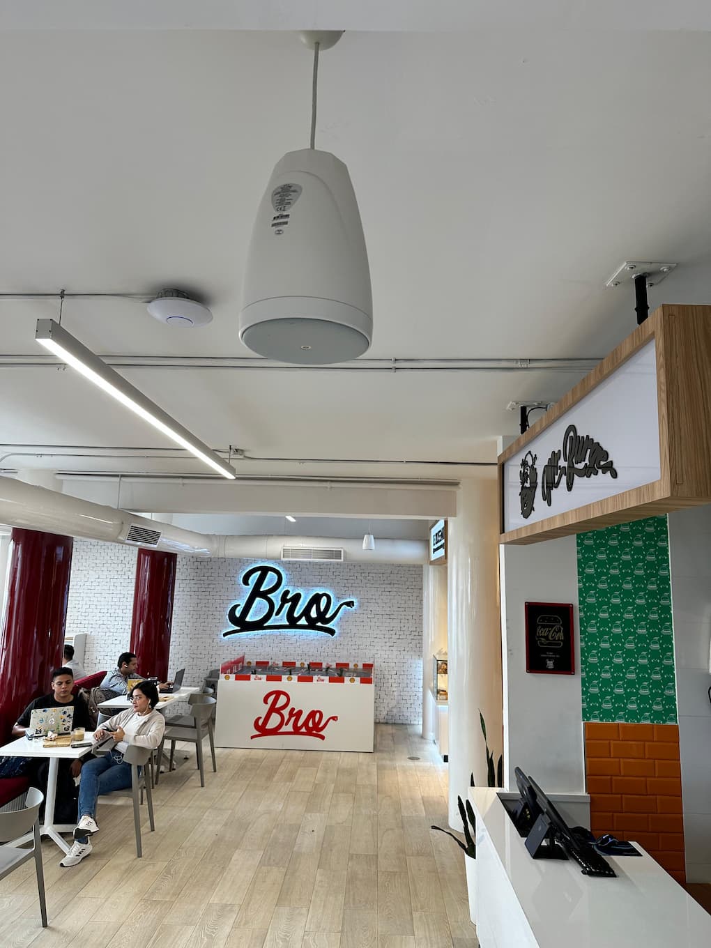 Interior renovado de Tiendas Bro